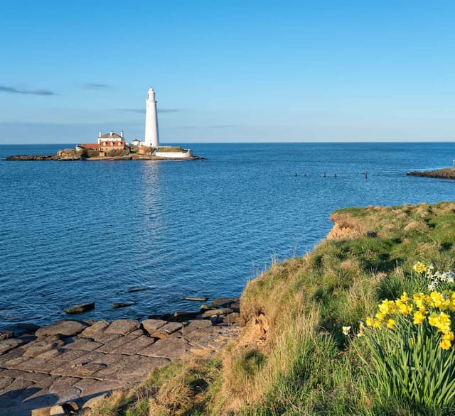 Whitley Bay beach and lighthouse near Benton